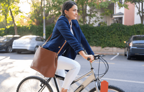 vrouw-op-fiets-naar-het-werk